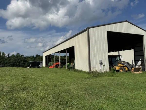 a view of a house with backyard