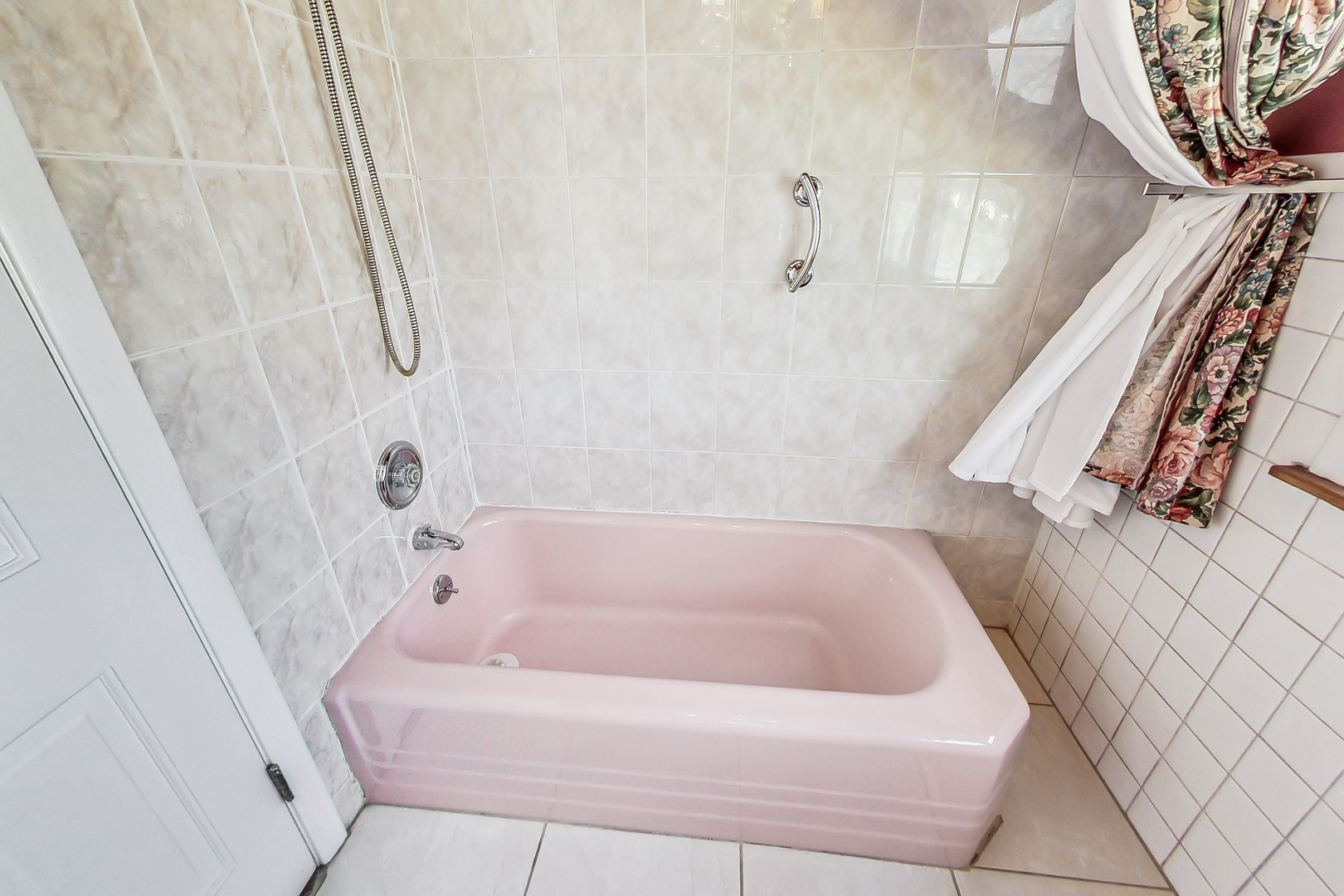 2101 Walnut Street Park Ridge, IL 60068 - Photo 21 of 37 a bathroom with a bathtub