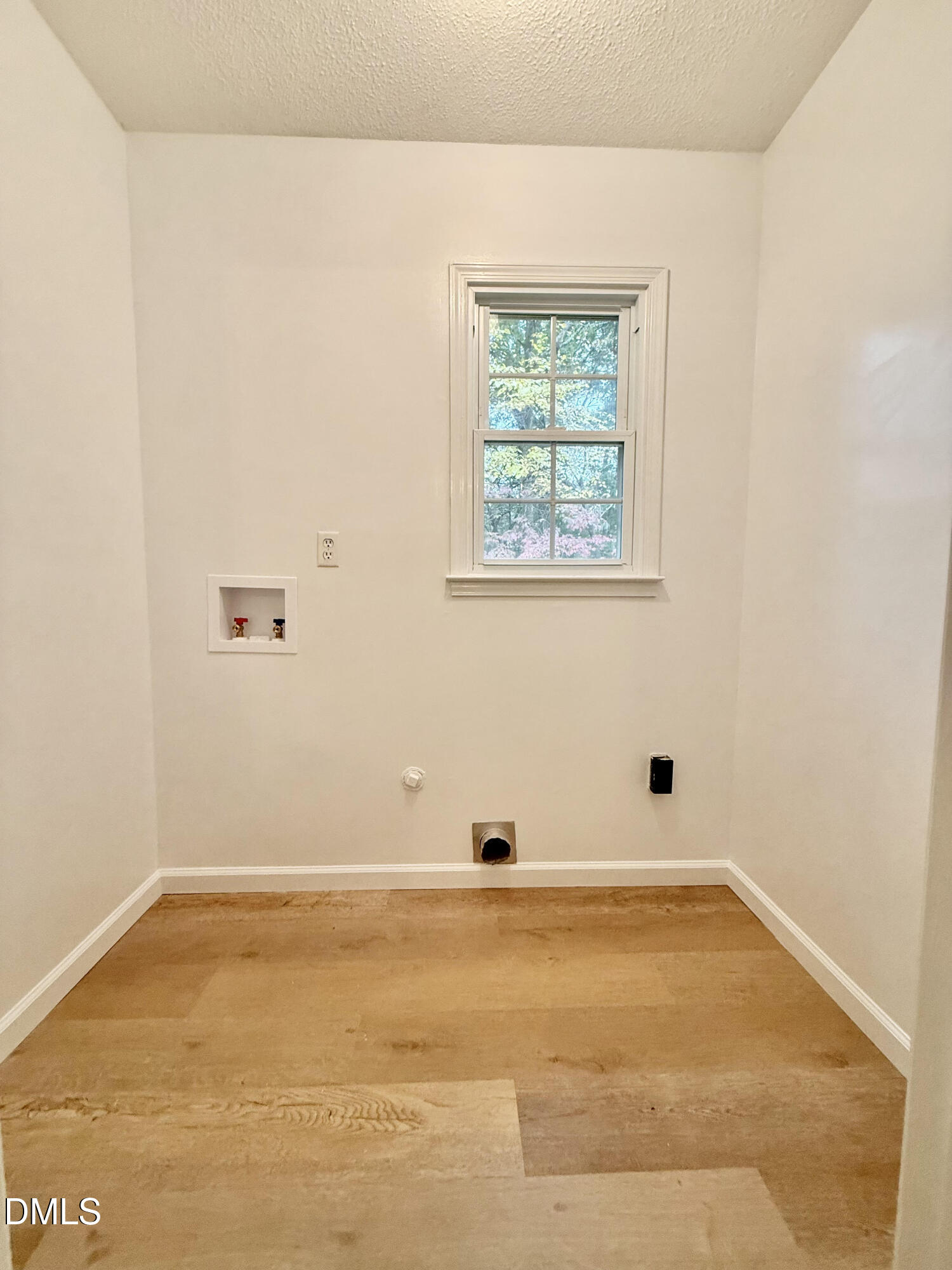 3517 Morningside Drive Raleigh, NC 27607 - Photo 12 of 14 an empty room with a window