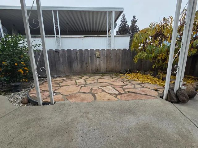 a view of a backyard