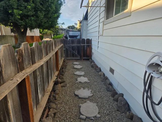 a view of a pathway with a white house