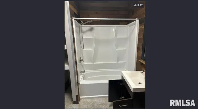 $725 | 826 24th Street, Rock Island, IL 61201