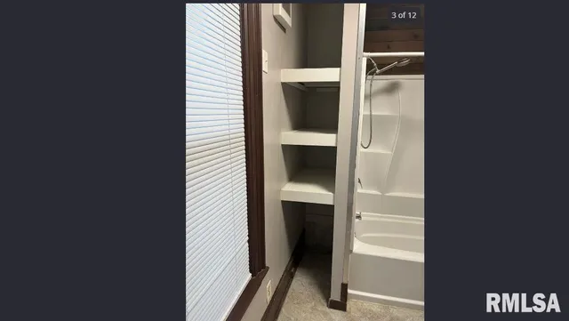 $725 | 826 24th Street, Rock Island, IL 61201