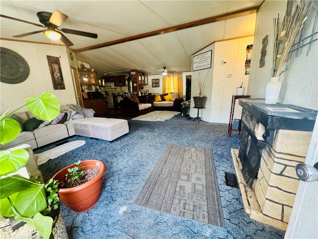 141 Dutchman Road Abbeville, SC 29620 - Photo 2 of 21 LIVING ROOM