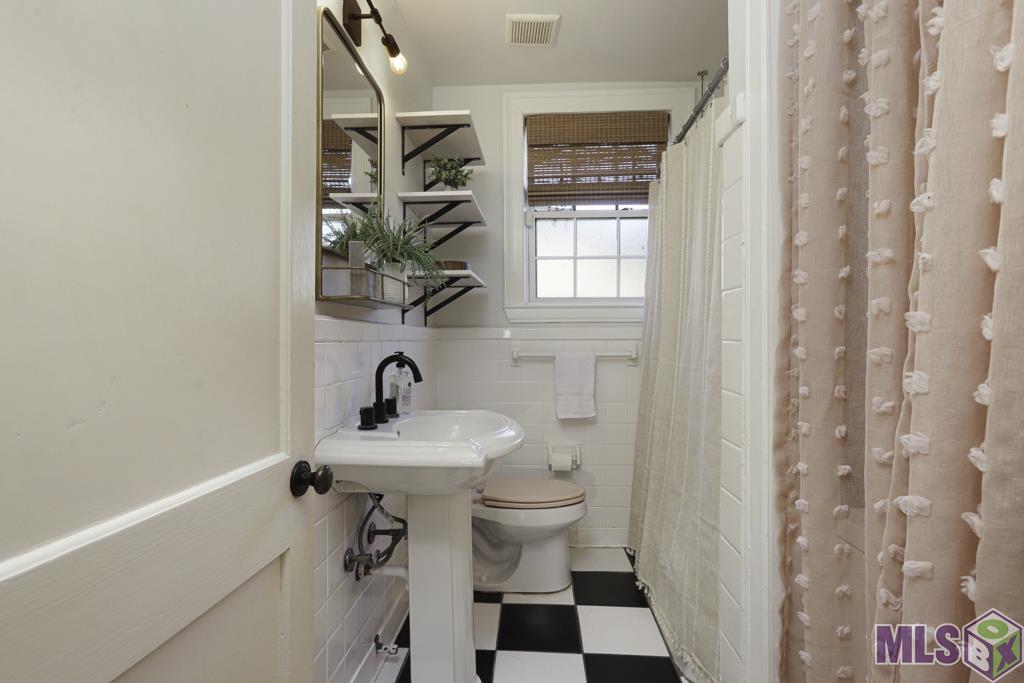 2629 Edward Avenue, Unit 2629 Baton Rouge, LA 70808 - Photo 15 of 22 Bathroom