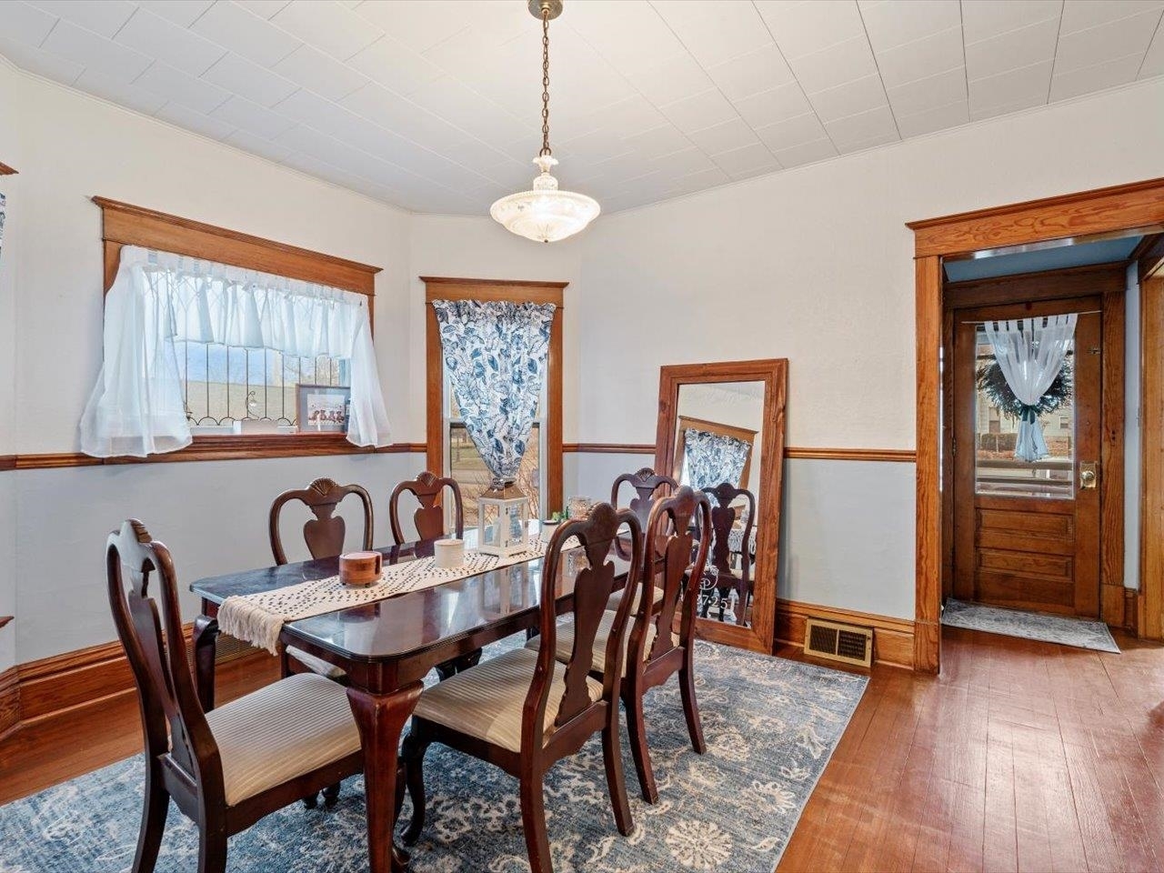 517 12th Street Dewitt, IA 52742 - Photo 15 of 40 a dining room with furniture and window