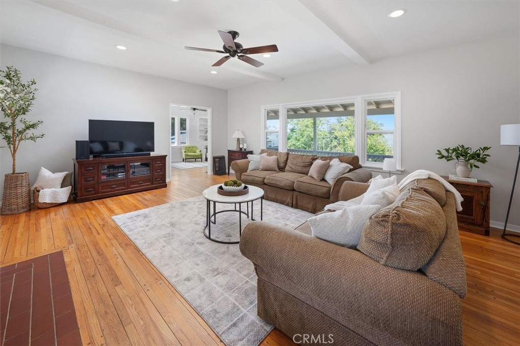 10439 Pinyon Avenue Tujunga, CA 91042 - Photo 5 of 39
