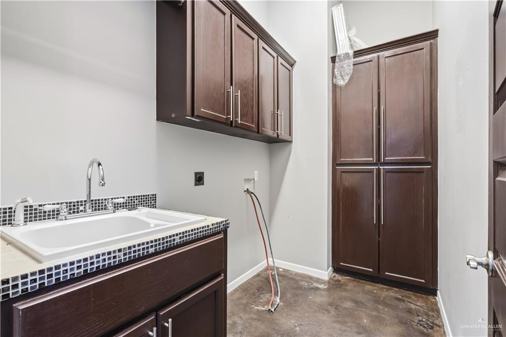 1342 Patsy Cline Drive Edinburg, TX 78541 - Photo 6 of 18 a bathroom with a sink and a mirror