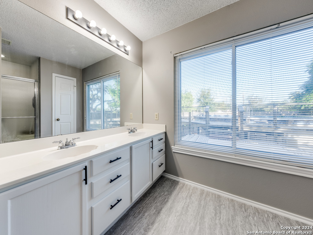 12127 Branding Point Helotes, TX 78023 - Photo 13 of 20