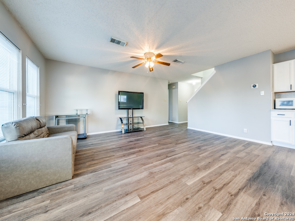 12127 Branding Point Helotes, TX 78023 - Photo 5 of 20