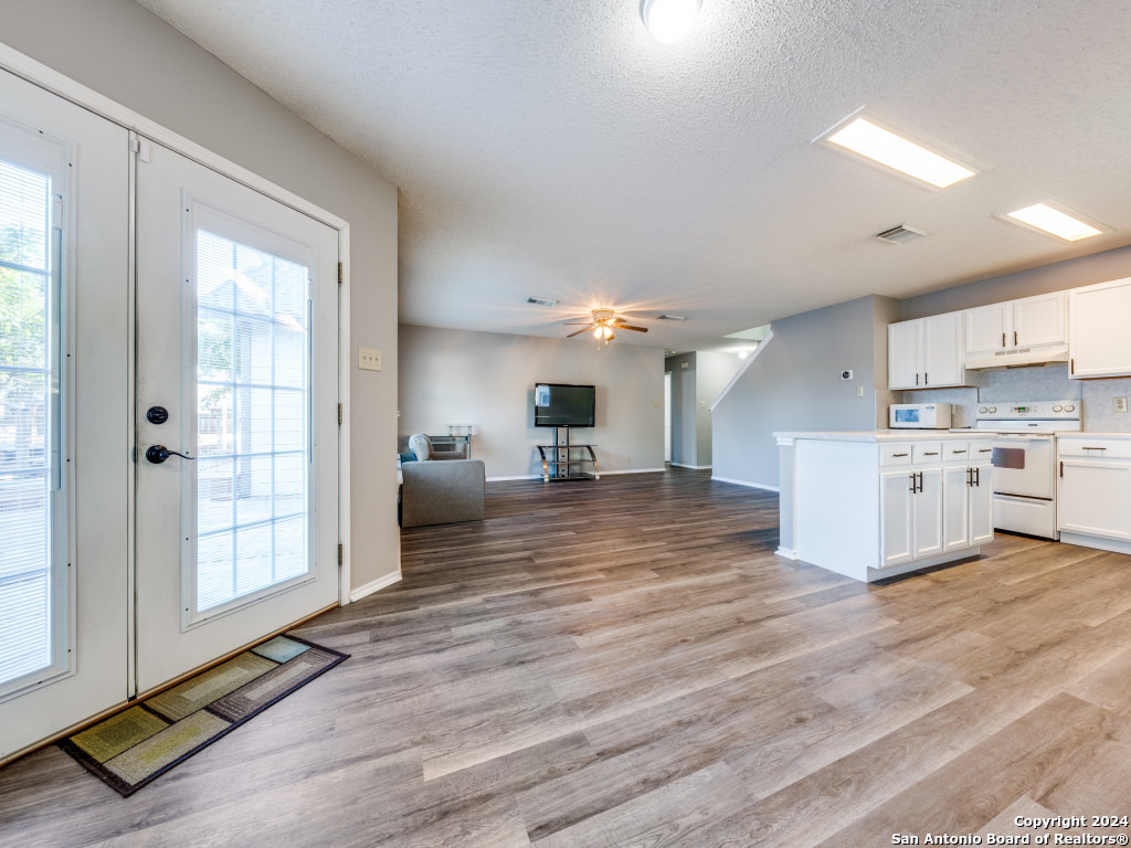 12127 Branding Point Helotes, TX 78023 - Photo 7 of 20