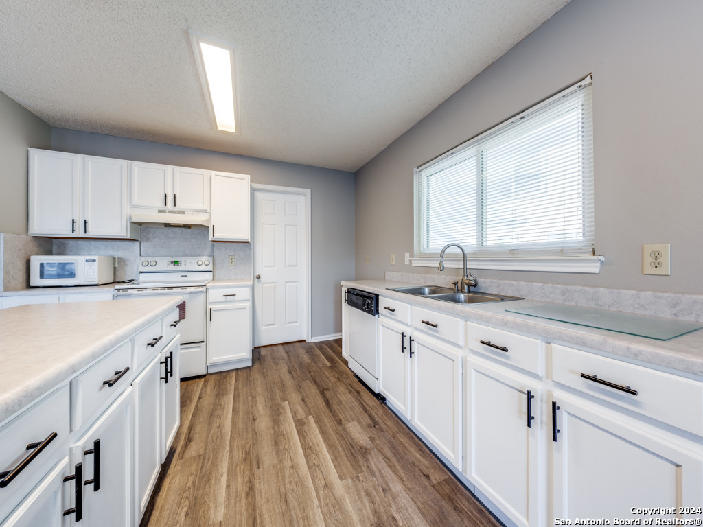 12127 Branding Point Helotes, TX 78023 - Photo 9 of 20