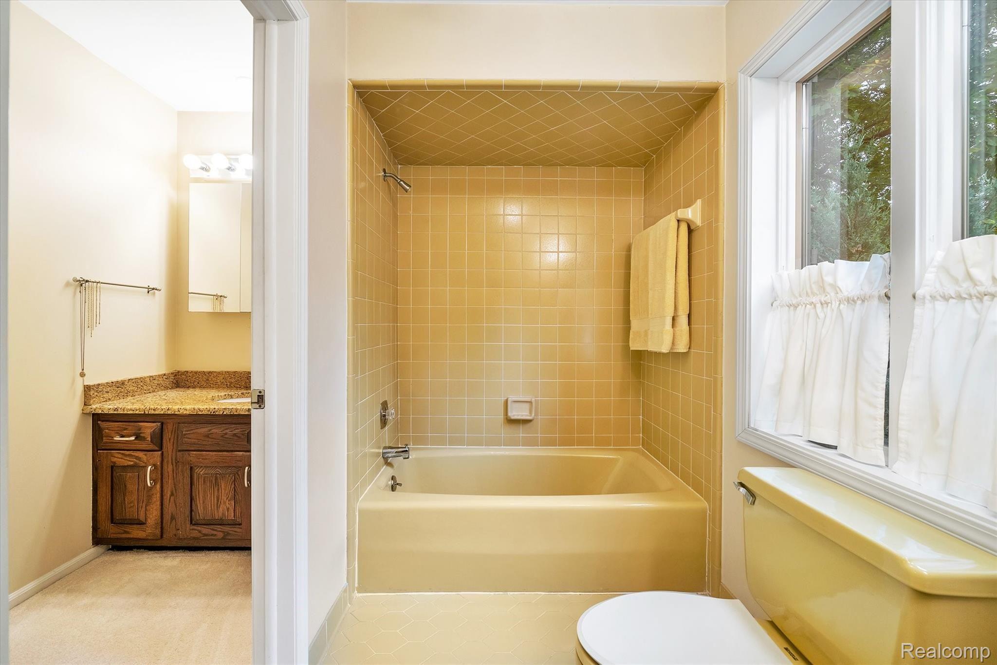 3073 Gentry Road Howell, MI 48843 - Photo 23 of 57 En-suite bathroom with two sinks and full bath