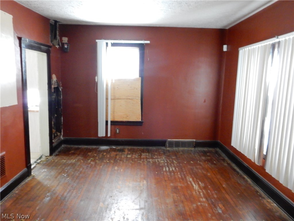 906 Stevenson Road Cleveland, OH 44110 - Photo 8 of 35