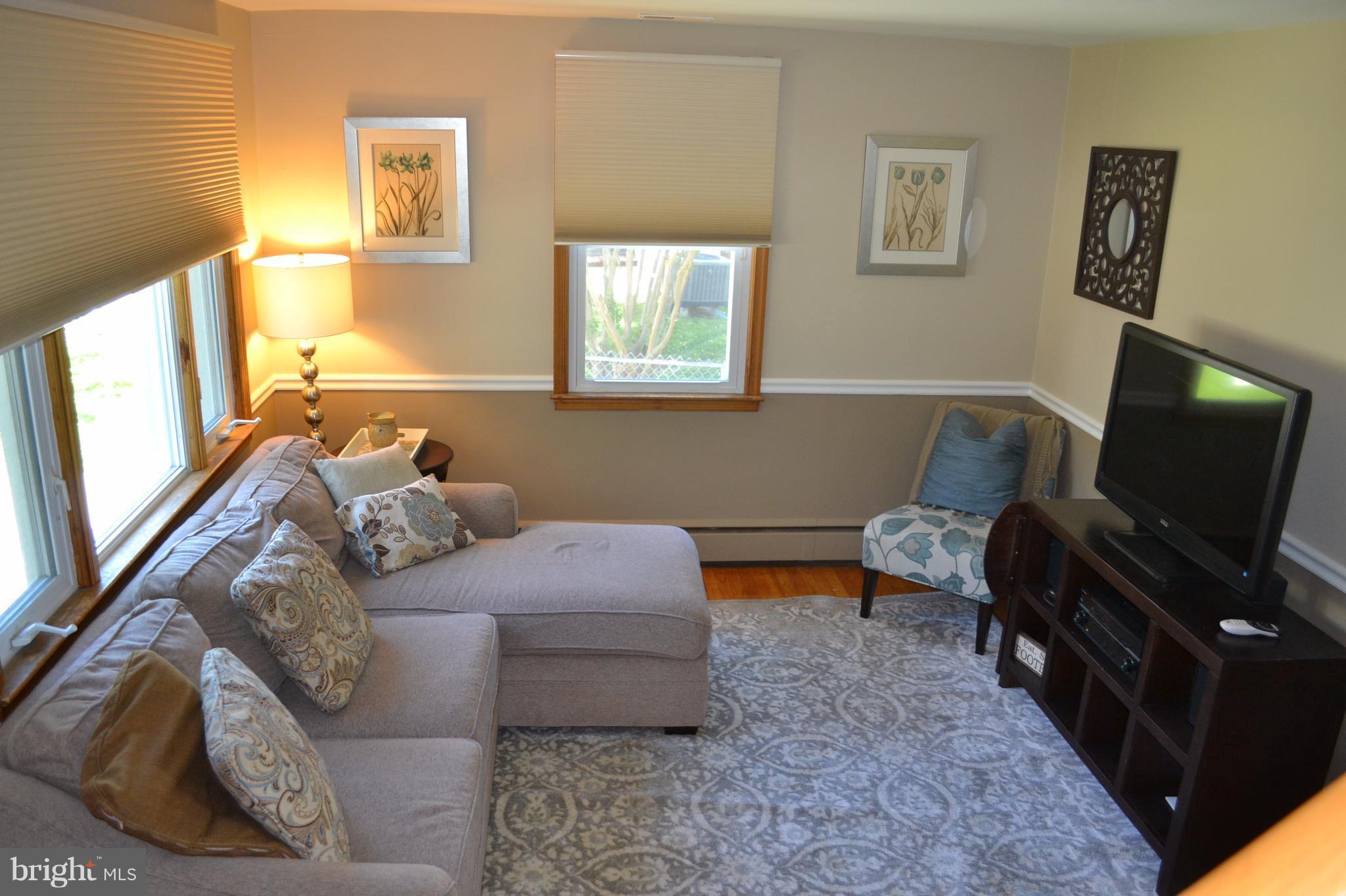 8729 Avondale Road Baltimore, MD 21234 - Photo 4 of 25 Living Room