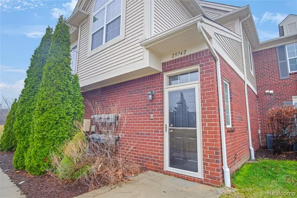 $2,150 | 29742 Fox Run Circle, Warren, MI 48092