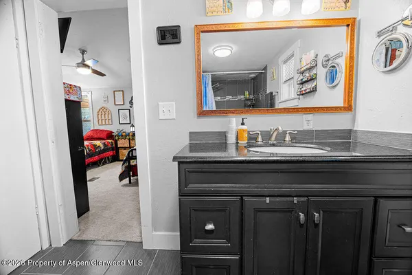 a en suite bathroom with a sink and a mirror