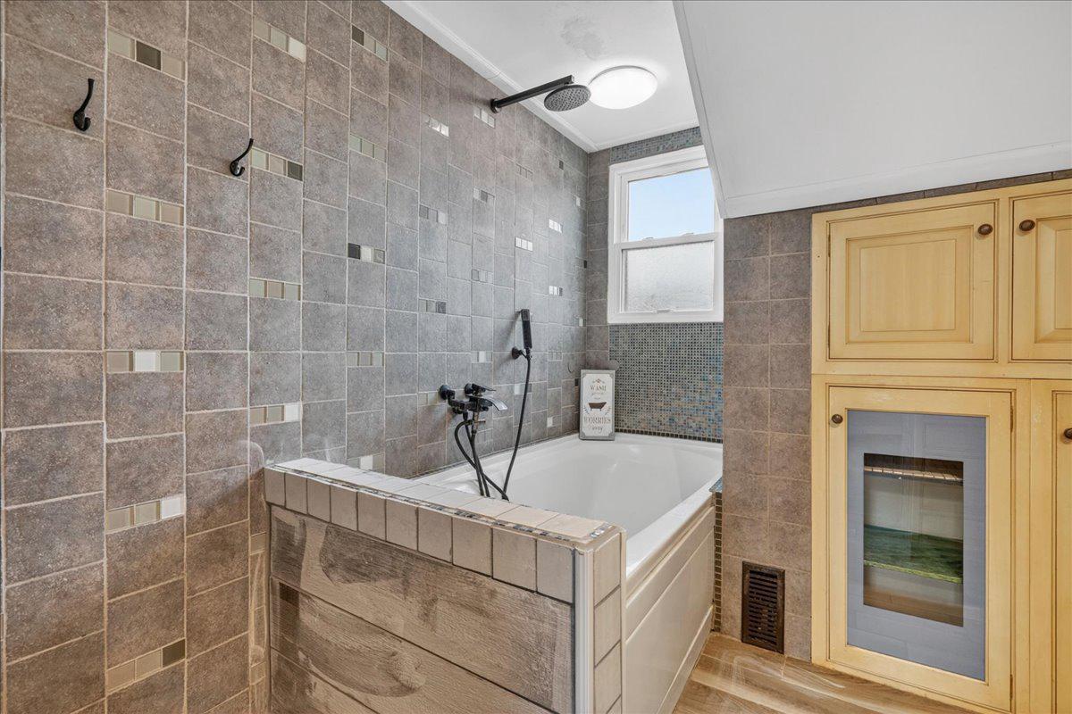 1865 Wilderness Road Lancaster, PA 17603 - Photo 27 of 39 Owners Suite bathroom with modern accents.