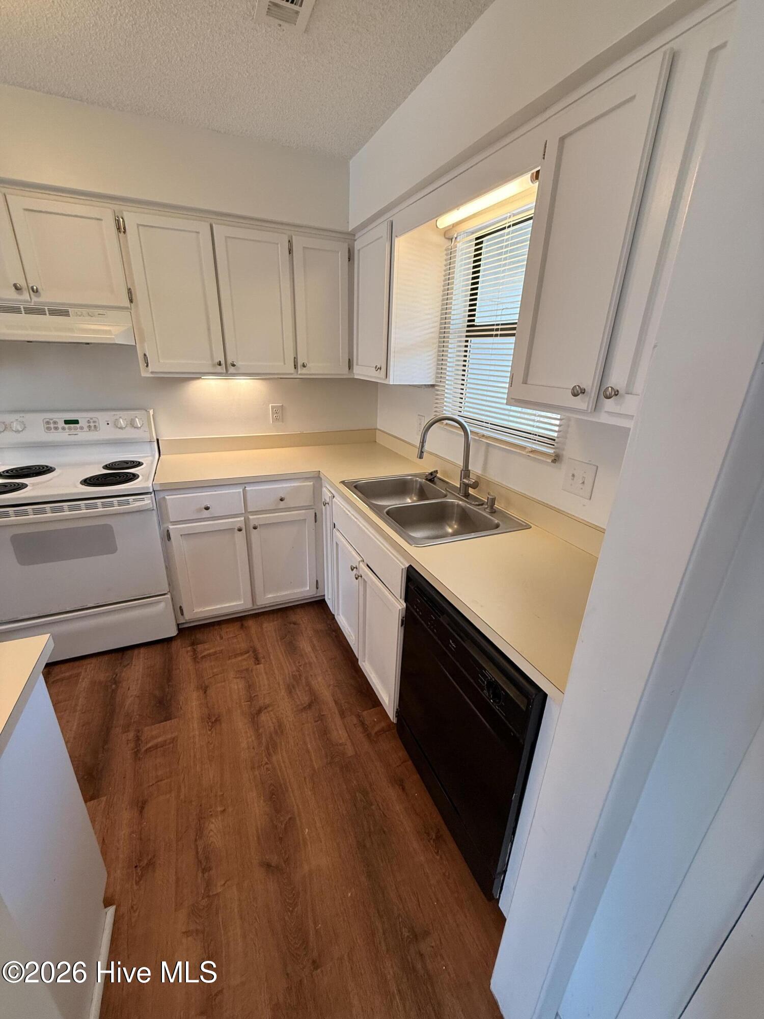 925 Hunting Ridge Road Wilmington, NC 28412 - Photo 13 of 27 Kitchen
