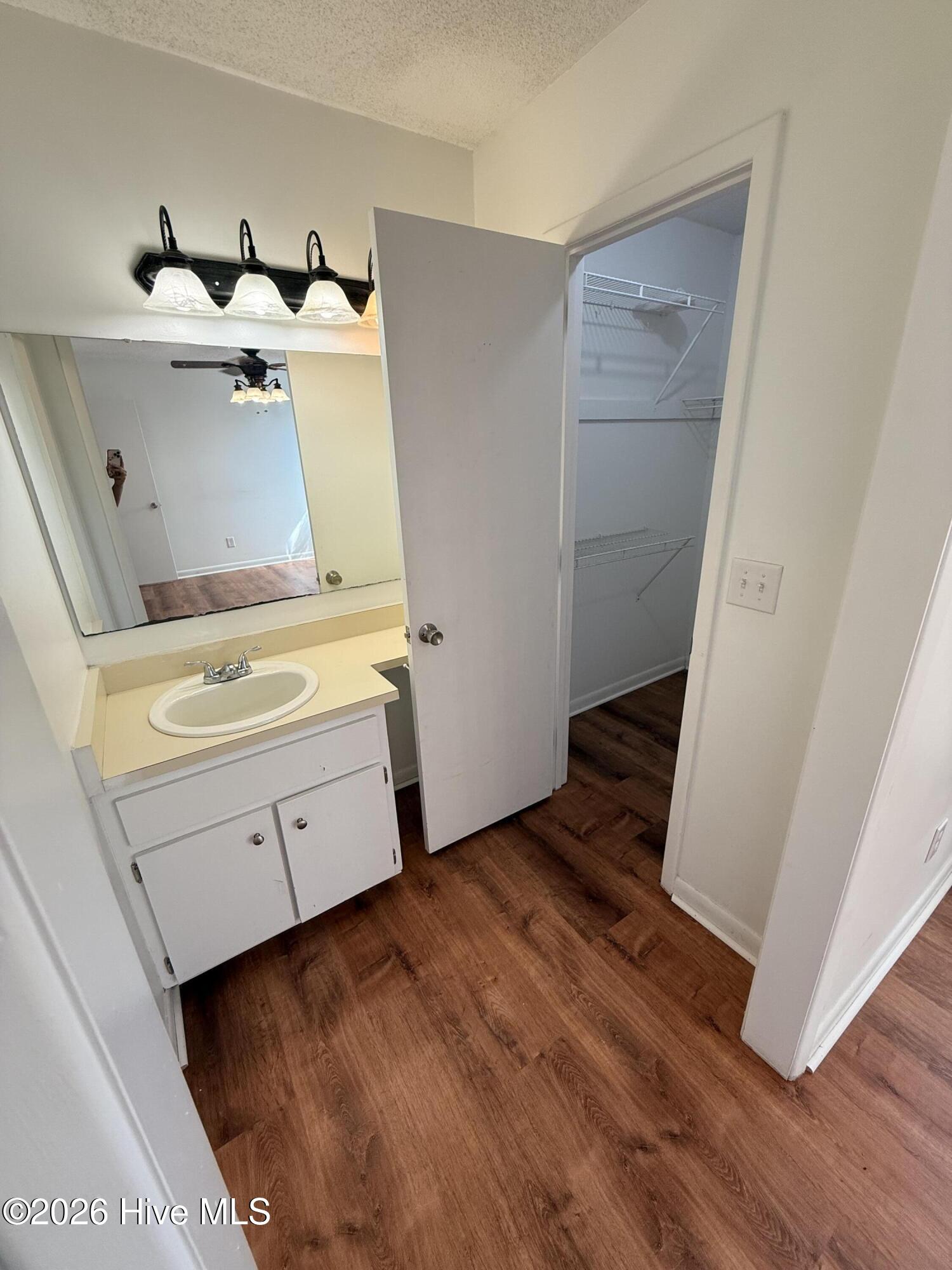 925 Hunting Ridge Road Wilmington, NC 28412 - Photo 9 of 27 Bathroom 2 (primary)