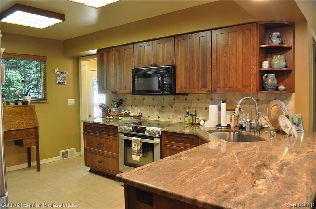 295 Red Oak Lane Rochester Hills, MI 48307 - Photo 16 of 39