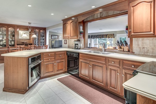 18 Huntingdon Road Lynnfield, MA 01940 - Photo 3 of 25 Gallery Image 3