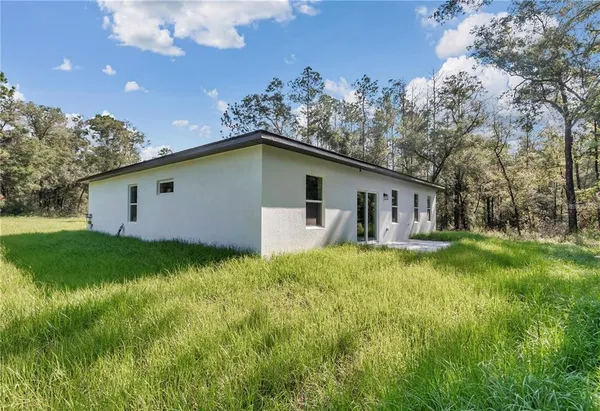 a view of a house with backyard and garden