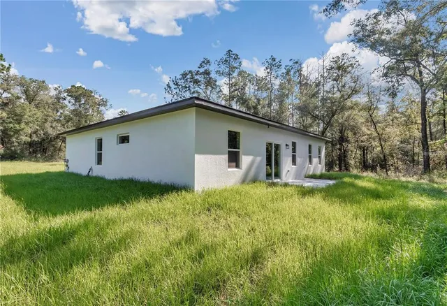 a view of a house with backyard and garden