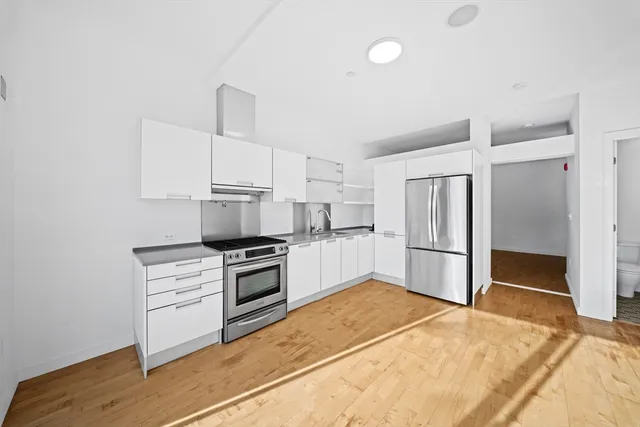 $4,900 | 346 Congress Street, Unit 609, Boston, MA 02210