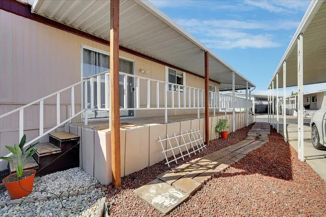a view of a house with backyard