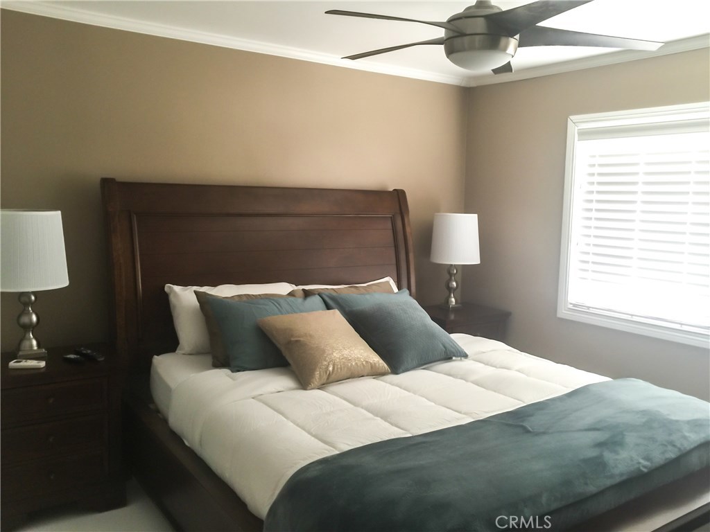71292 Biskra Road Rancho Mirage, CA 92270 - Photo 16 of 27 a bedroom with a bed and a lamp