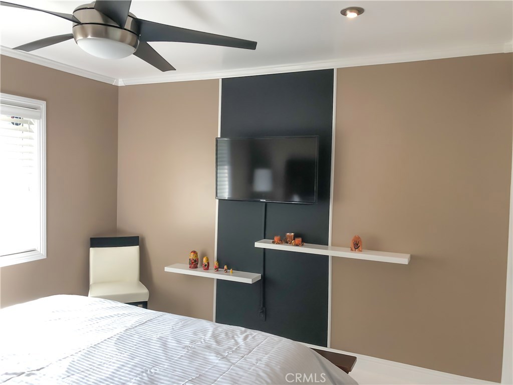 71292 Biskra Road Rancho Mirage, CA 92270 - Photo 18 of 27 a bedroom with a bed and a mirror