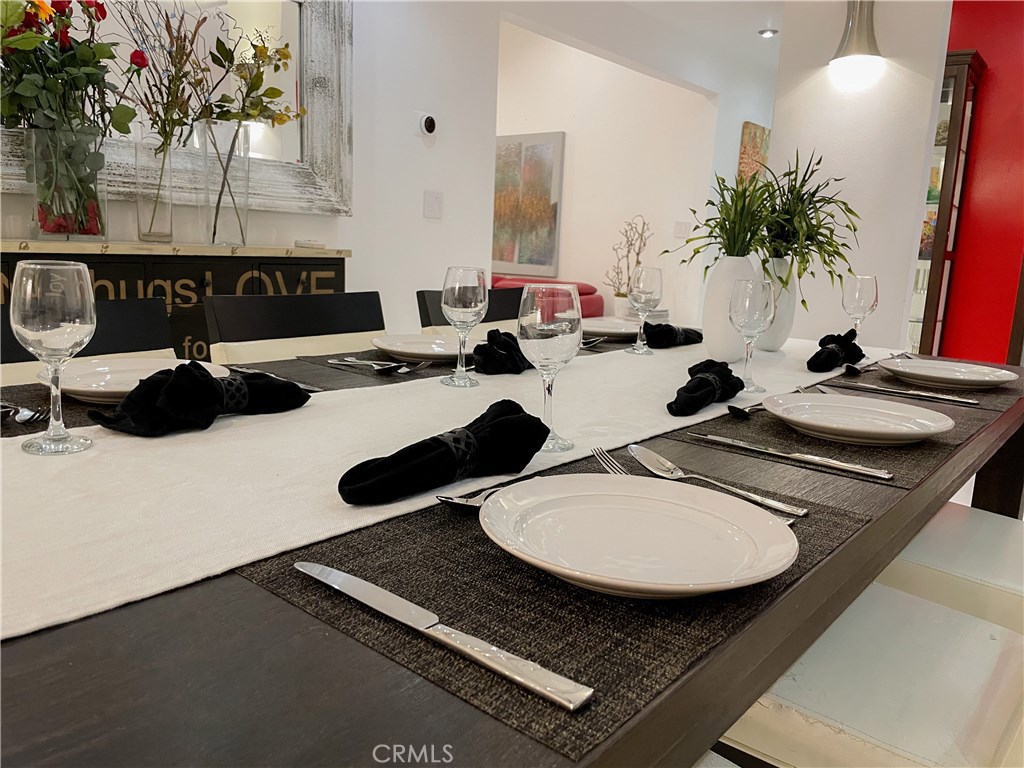 71292 Biskra Road Rancho Mirage, CA 92270 - Photo 6 of 27 a table with chairs and a stove