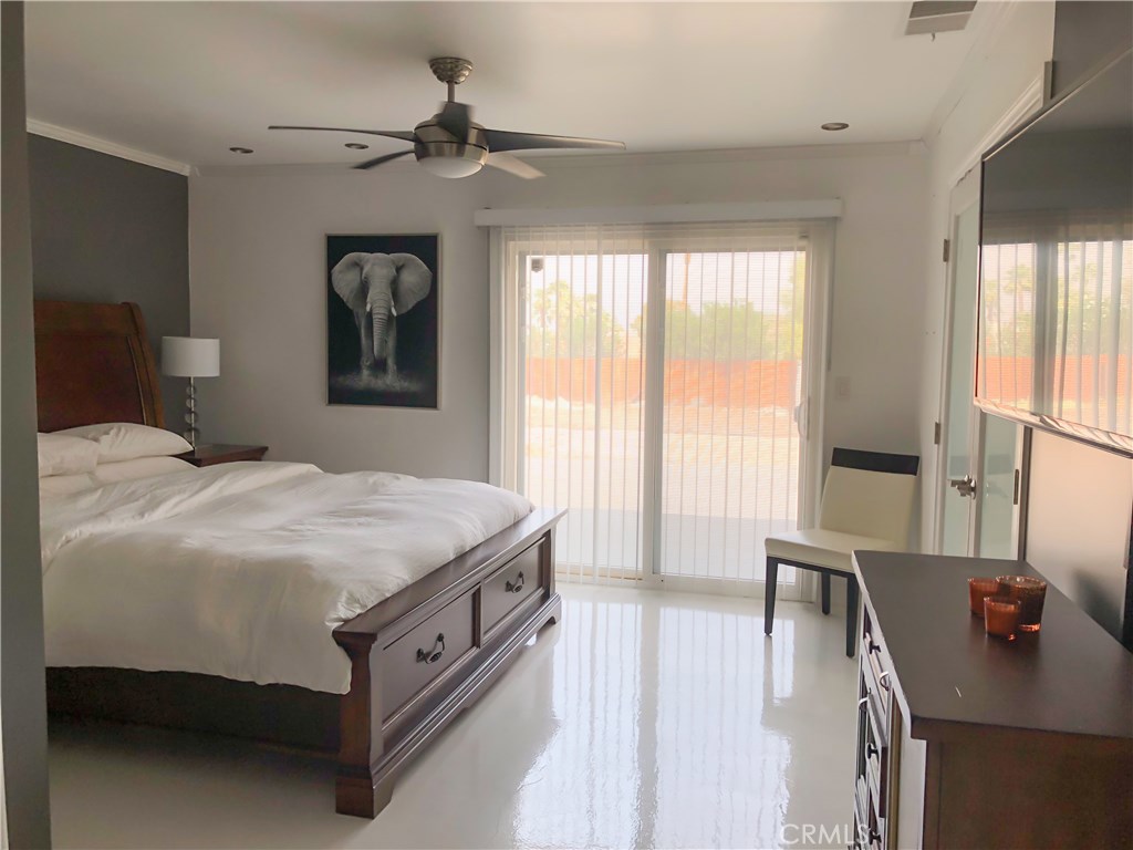 71292 Biskra Road Rancho Mirage, CA 92270 - Photo 10 of 27 a bedroom with a bed and a desk