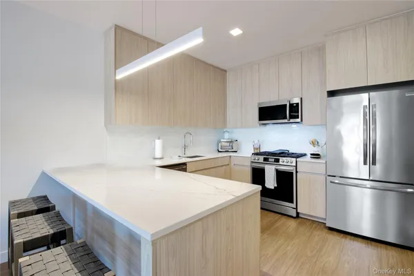 $4,150 | 333 Warner Avenue, Unit 206, Roslyn, NY 11576