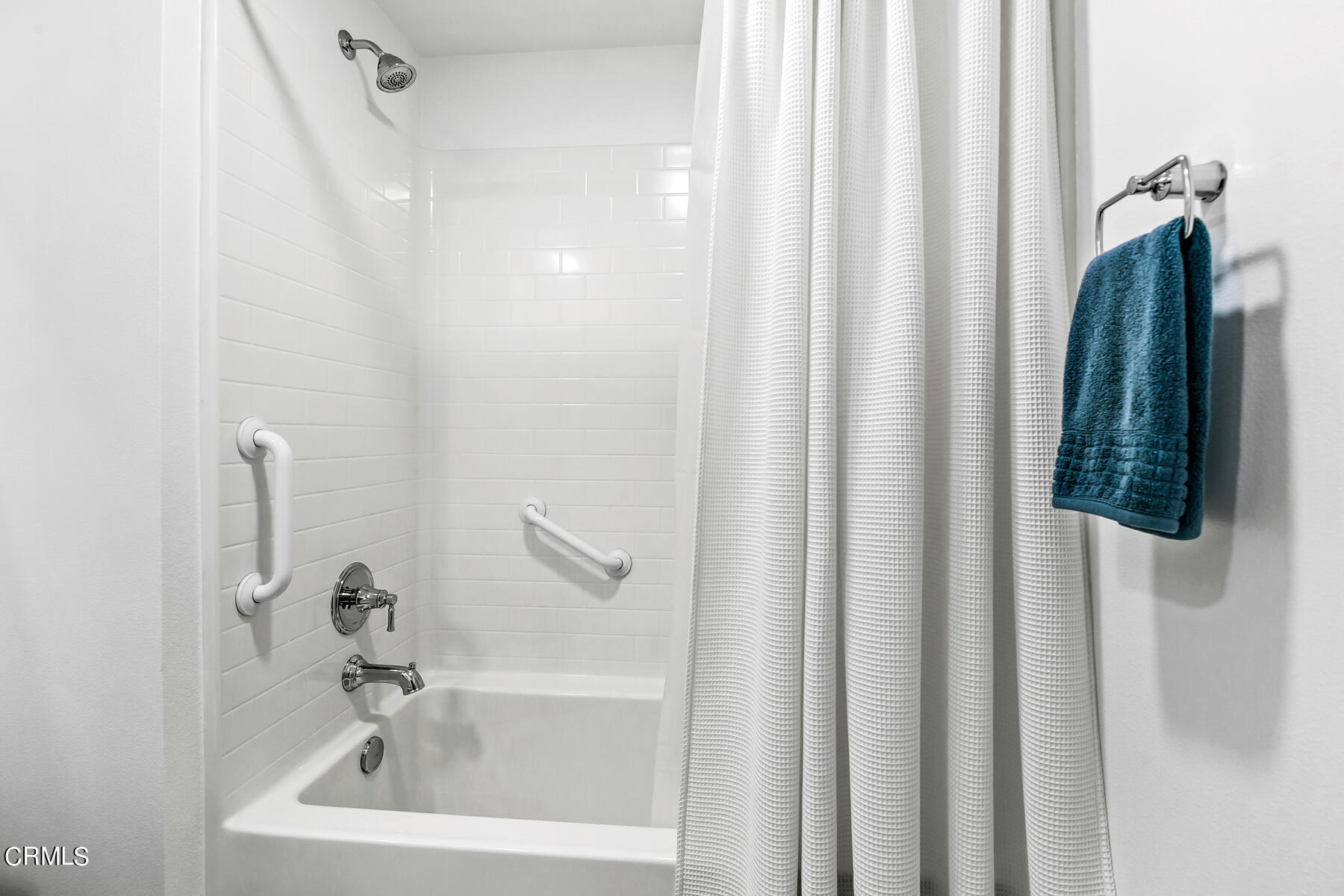 2810 Wagon Wheel Road, Unit 404 Oxnard, CA 93036 - Photo 24 of 40 Guest bathroom