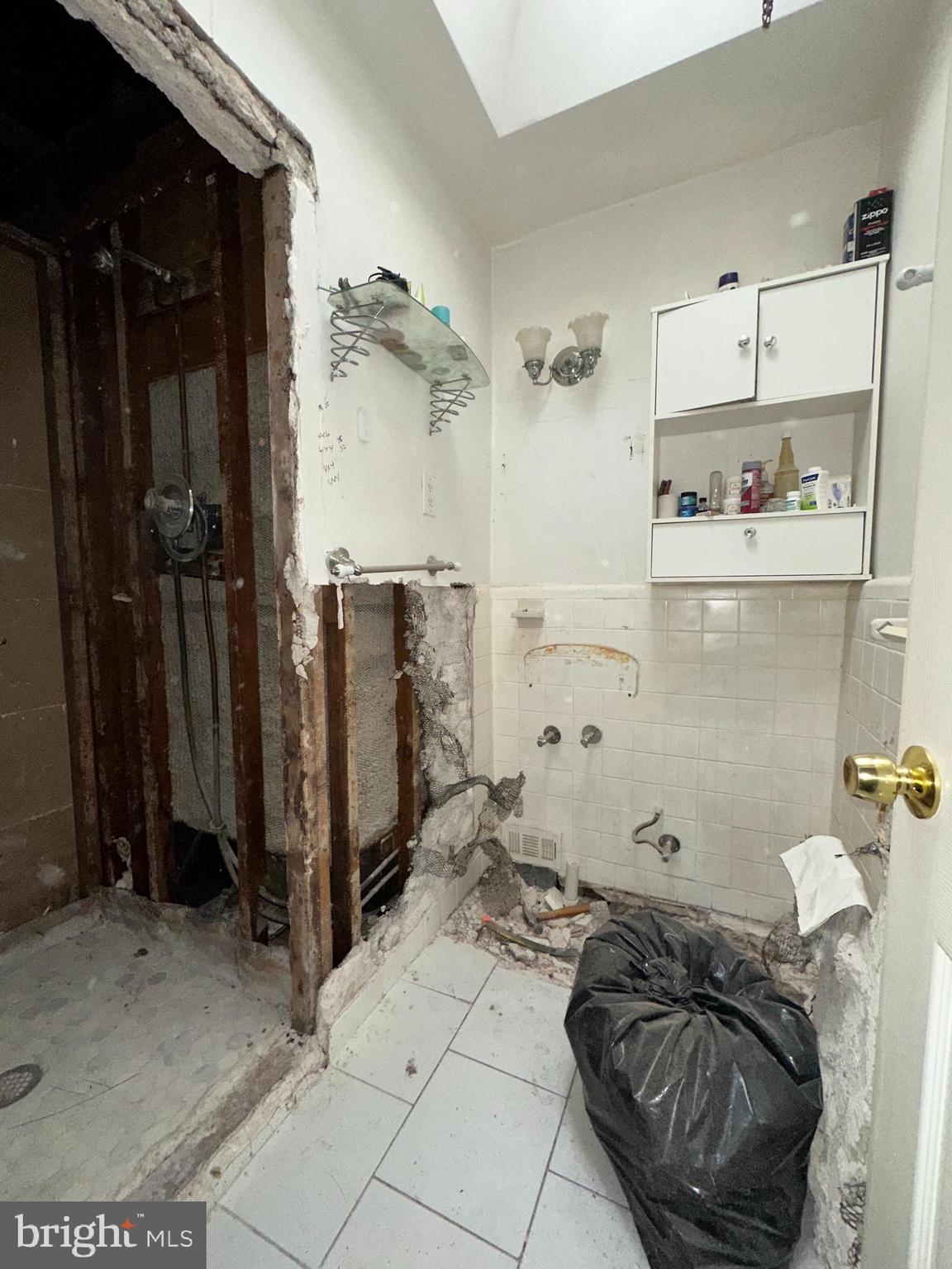 1623 Middleton Street Philadelphia, PA 19138 - Photo 17 of 26 Primary en-suite