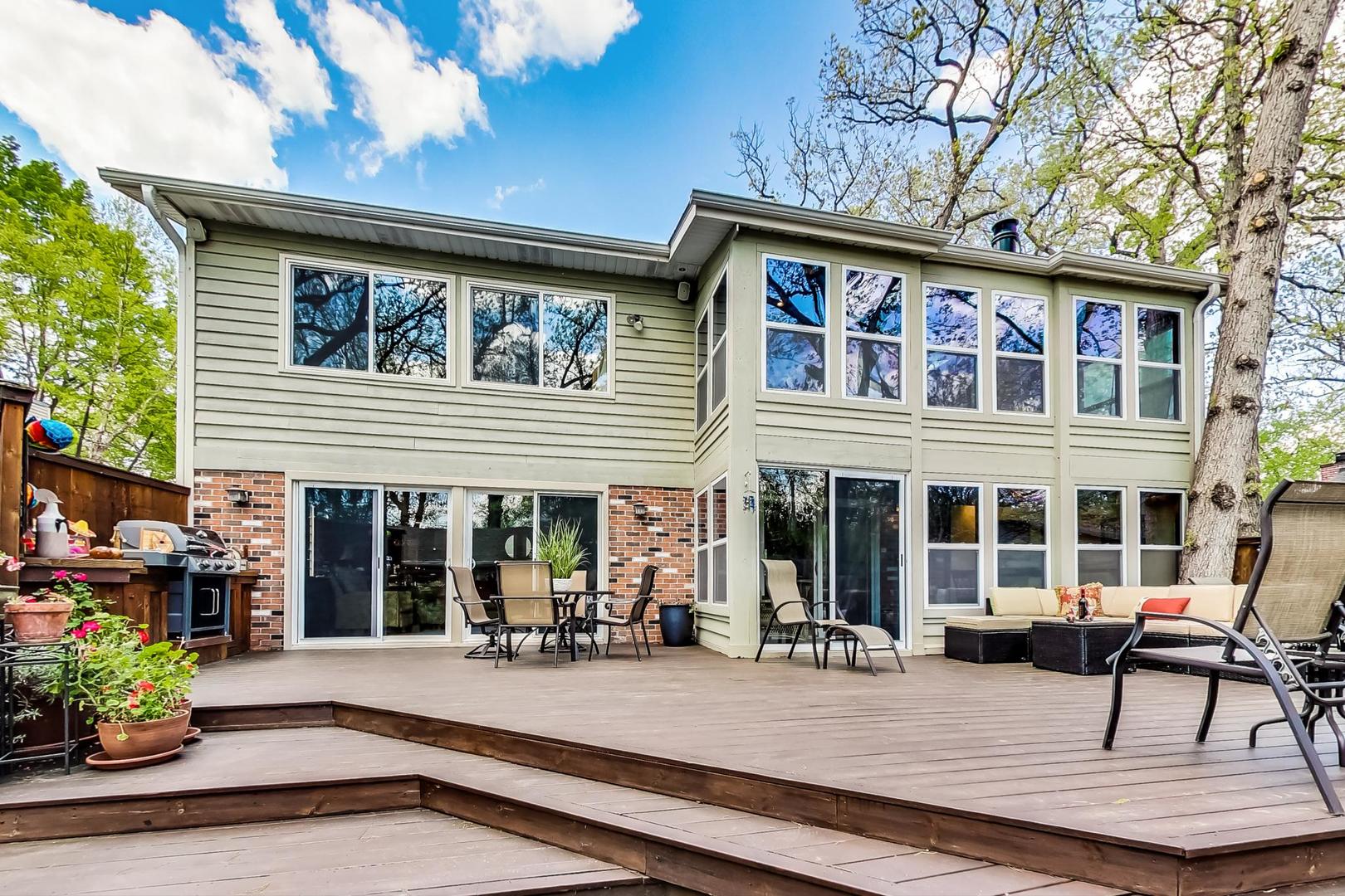 305 Dunbar Road Mundelein, IL 60060 - Photo 40 of 44 a view of a building with sitting area