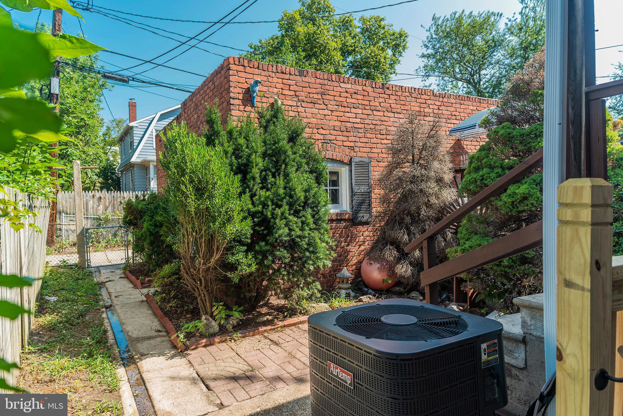 6830 Dunbar Road Baltimore, MD 21222 - Photo 26 of 30 Huge fenced in area