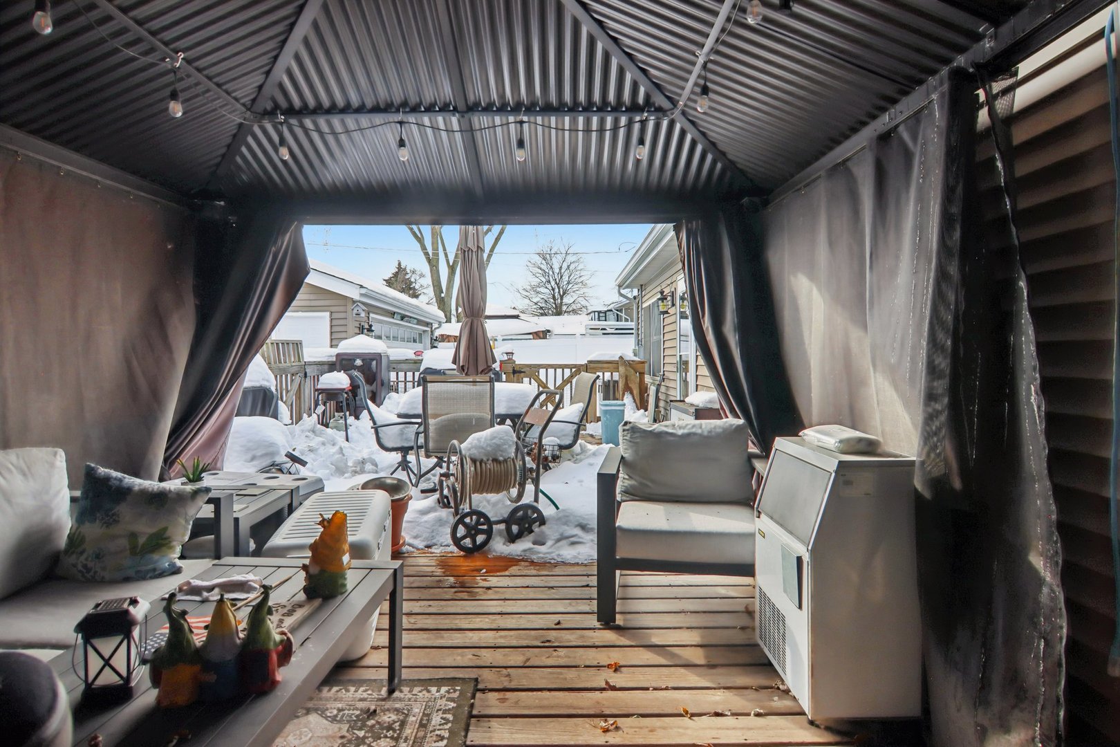 327 Hickory Avenue Romeoville, IL 60446 - Photo 25 of 33 a living room with patio furniture