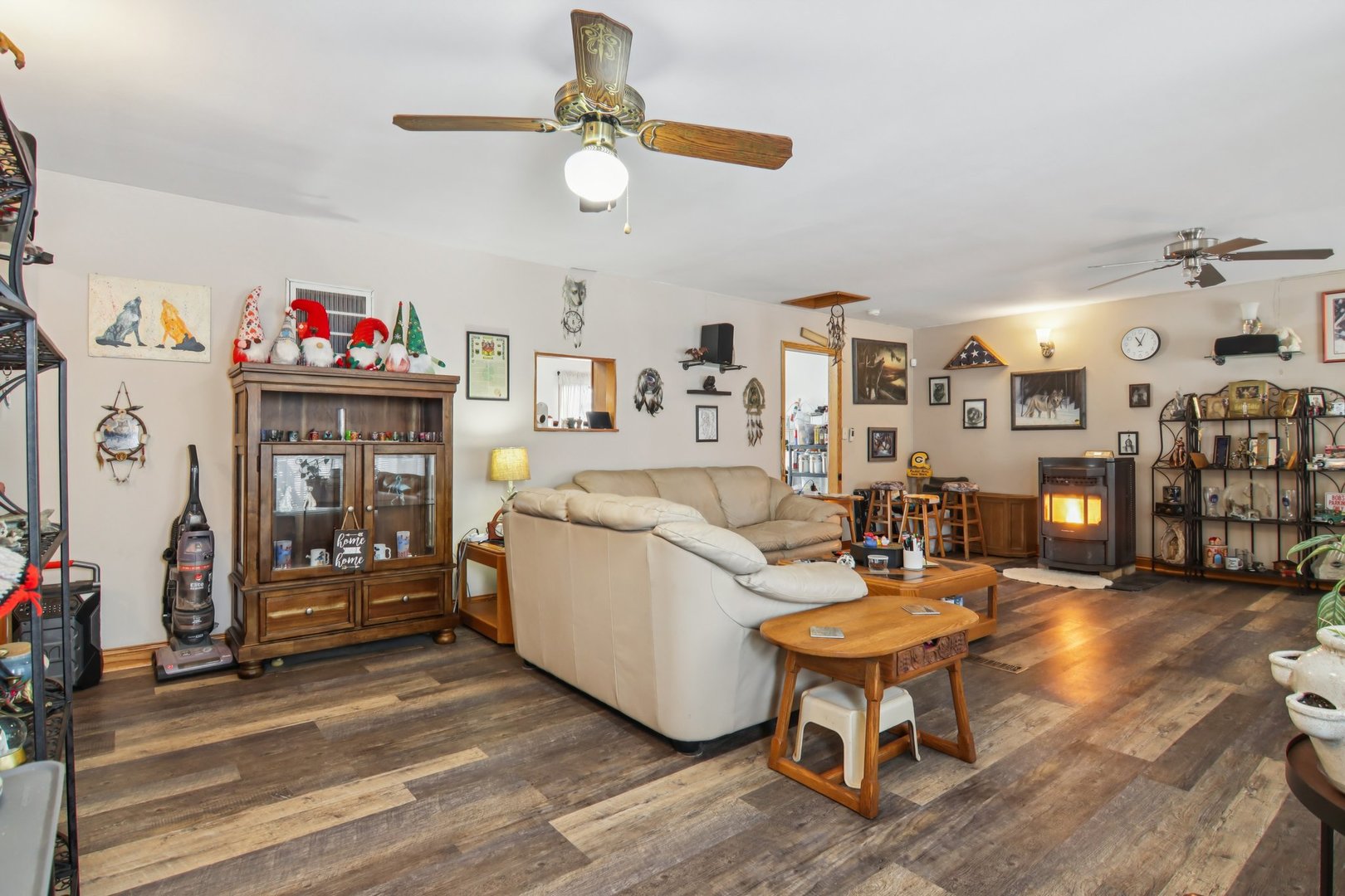327 Hickory Avenue Romeoville, IL 60446 - Photo 7 of 33 a living room with furniture