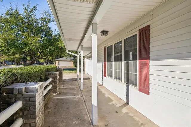 a view of entryway and hall