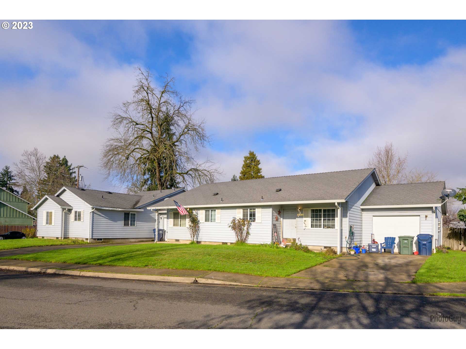 499 South 41st Street Springfield, OR 97478 - Photo 1 of 26 a front view of a house with garden