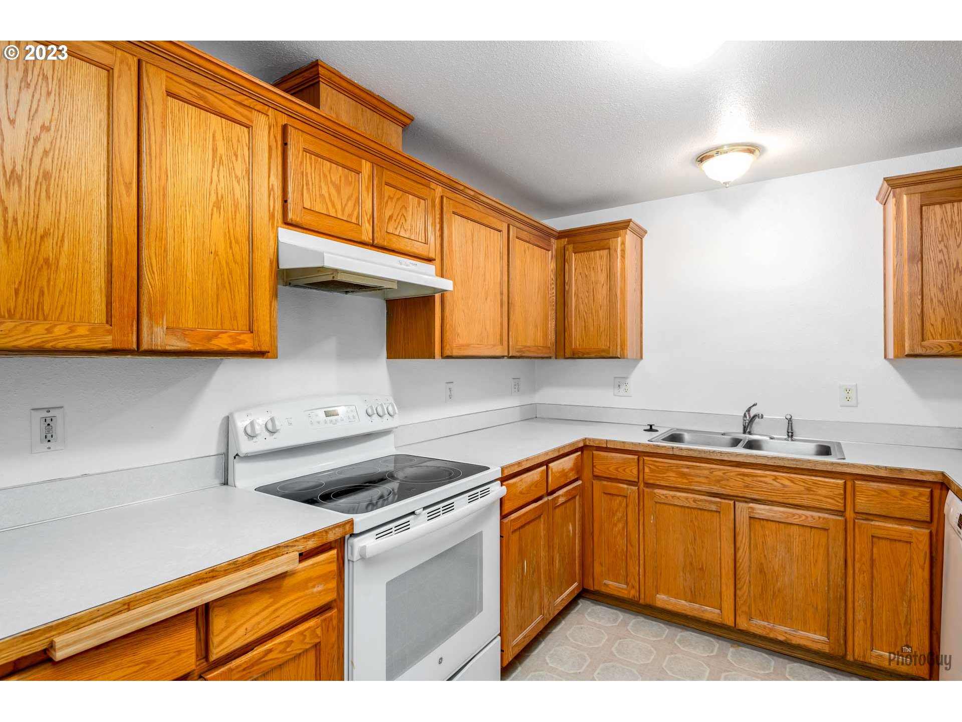 499 South 41st Street Springfield, OR 97478 - Photo 13 of 26 a kitchen with a sink and cabinets