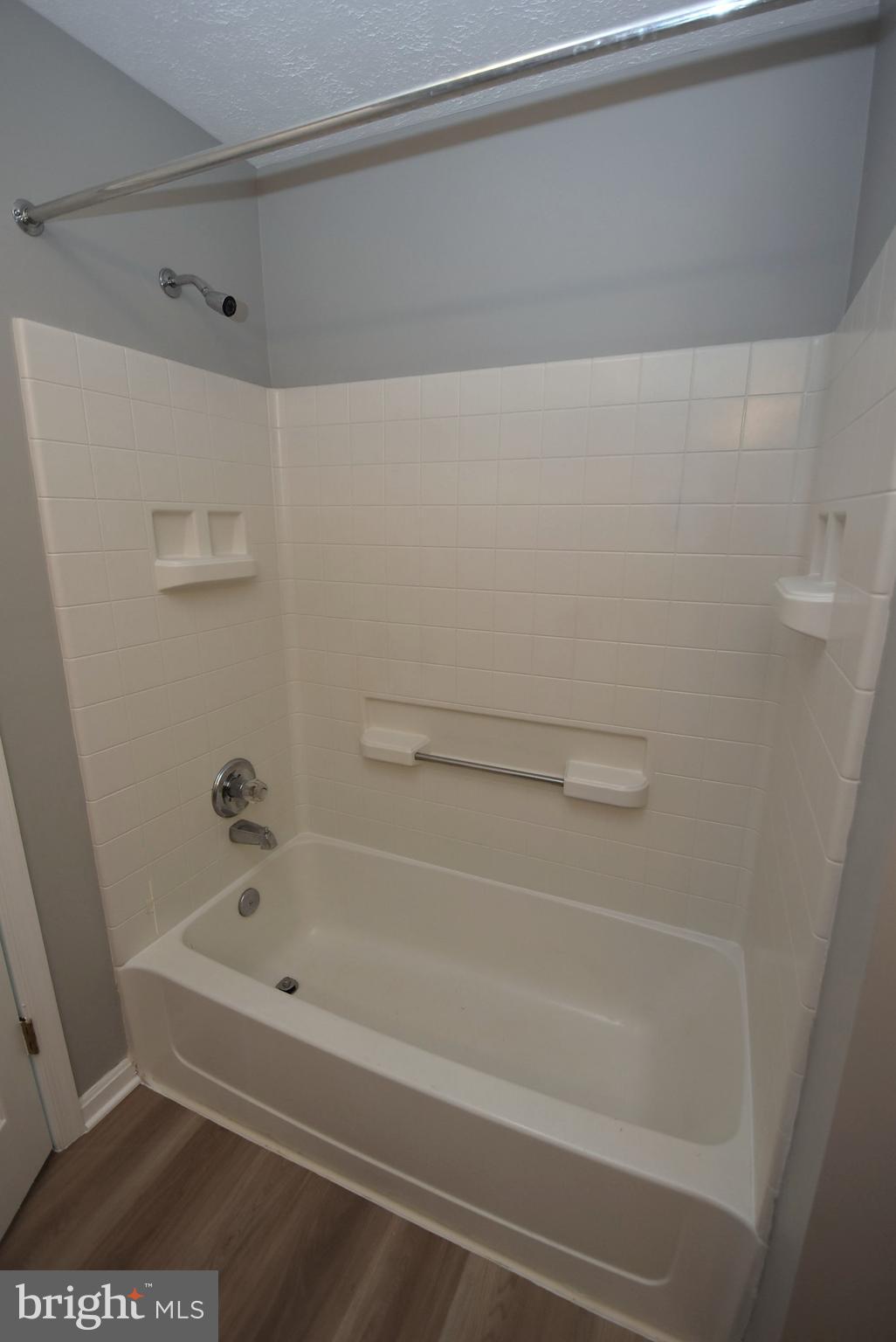 2002 Phillips Terrace, Unit 6 Annapolis, MD 21401 - Photo 15 of 17 a bathroom with a bathtub