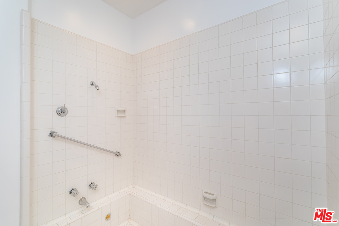 9767 Beth Place Beverly Hills, CA 90210 - Photo 26 of 33 a bathroom with a bathtub