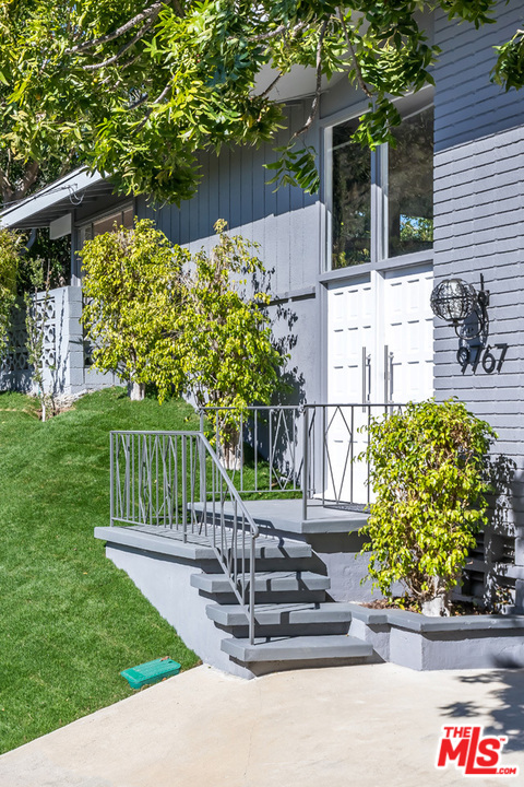 9767 Beth Place Beverly Hills, CA 90210 - Photo 4 of 33 a garden view with a seating space