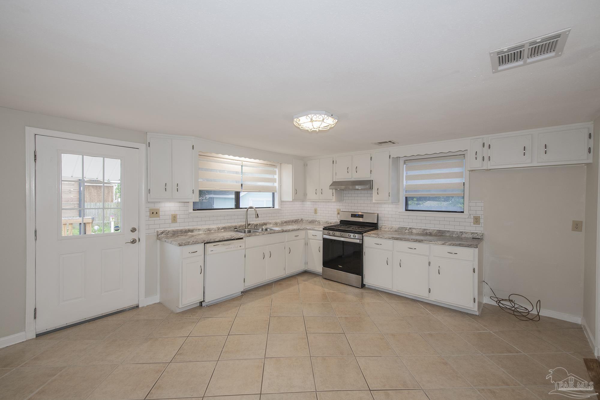 211 Berry Road Pensacola, FL 32507 - Photo 8 of 39