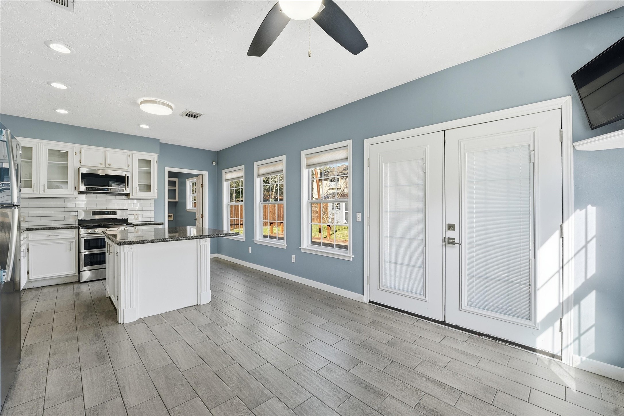 18385 Ten Oaks Court Porter, TX 77365 - Photo 9 of 31 a view of kitchen with microwave and refrigerator