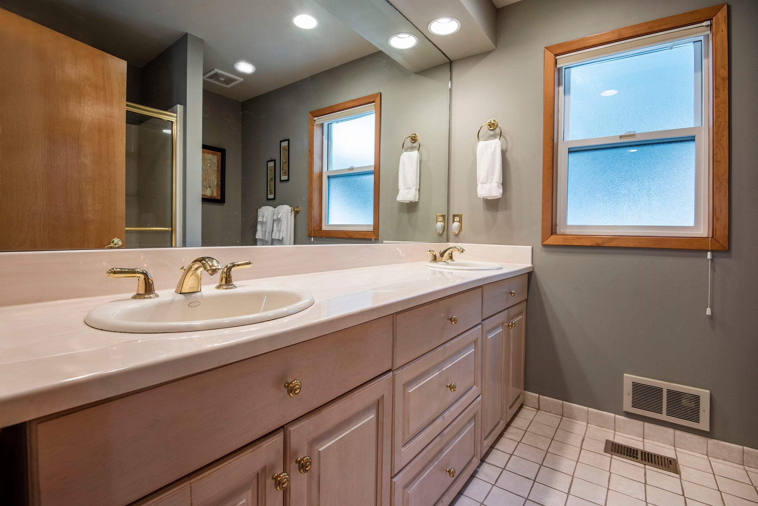 70911 Amaranth, Unit EM51 Black Butte Ranch, OR 97759 - Photo 9 of 29 9.Primary Master Bath